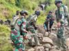 Dalam Rangka HUT Ke-62 Kostrad, Satgas YR 321/GT Selenggarakan Karya Bakti Bersama Masyarakat Perbaiki Jalan Longsor Trans Wamena-Nduga Papua.