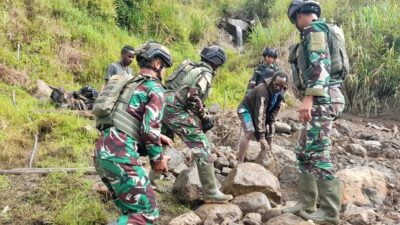 Dalam Rangka HUT Ke-62 Kostrad, Satgas YR 321/GT Selenggarakan Karya Bakti Bersama Masyarakat Perbaiki Jalan Longsor Trans Wamena-Nduga Papua.