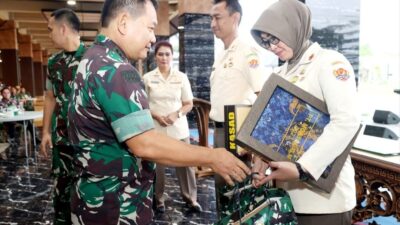 Pangkostrad Letjen TNI Maruli Simanjuntak, M.Sc., Hadiri Launching Aplikasi Super ETWP AD dan Pembagian Seragam PNS AD