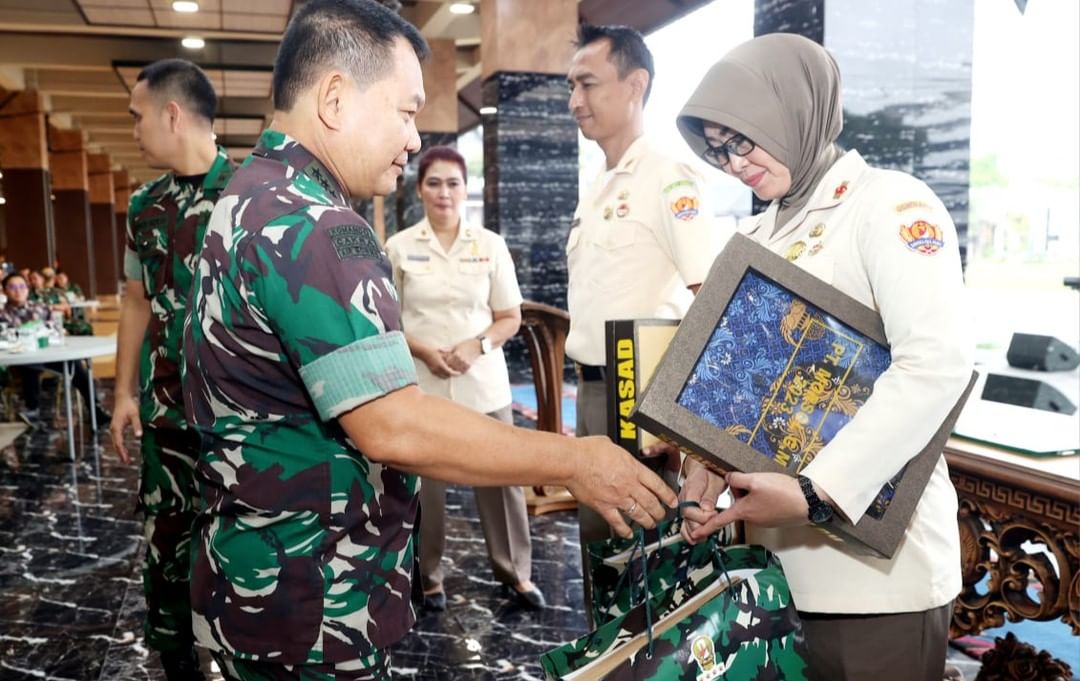 Pangkostrad Letjen TNI Maruli Simanjuntak, M.Sc., Hadiri Launching Aplikasi Super ETWP AD dan Pembagian Seragam PNS AD