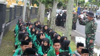 Tanamkan Semangat Nasionalisme Cinta Tanah Air, Yonif Mekanis 318 Kostrad Bekali Santri Darul Mustofa