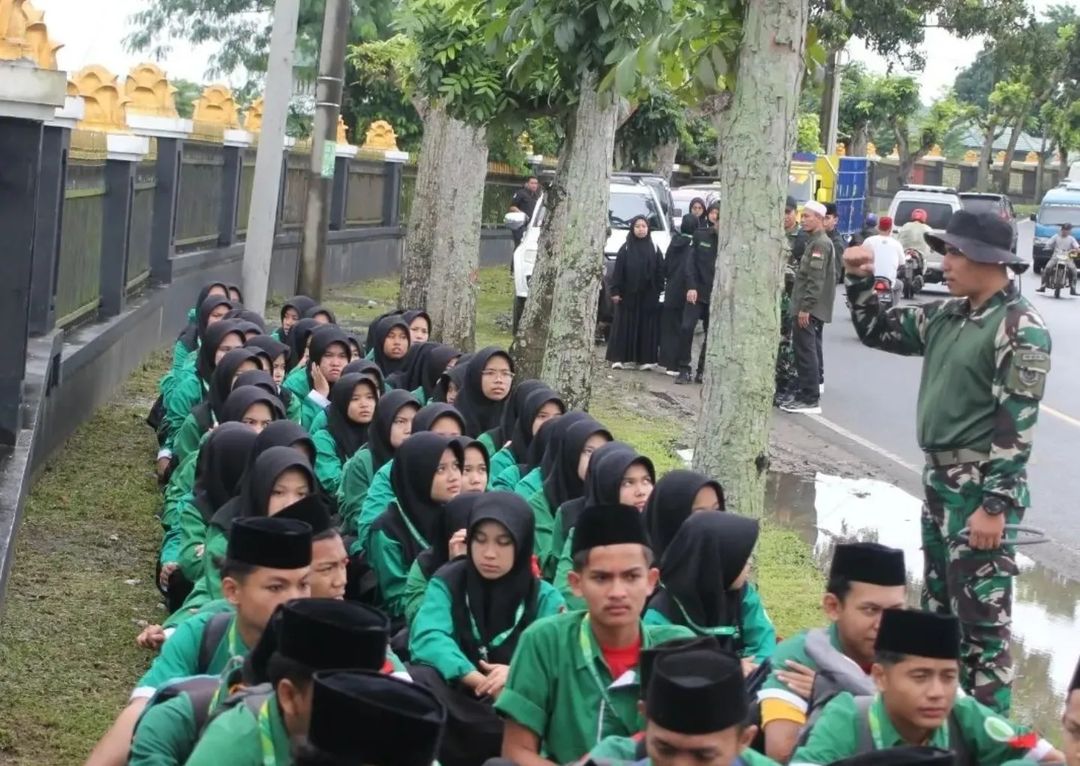 Tanamkan Semangat Nasionalisme Cinta Tanah Air, Yonif Mekanis 318 Kostrad Bekali Santri Darul Mustofa