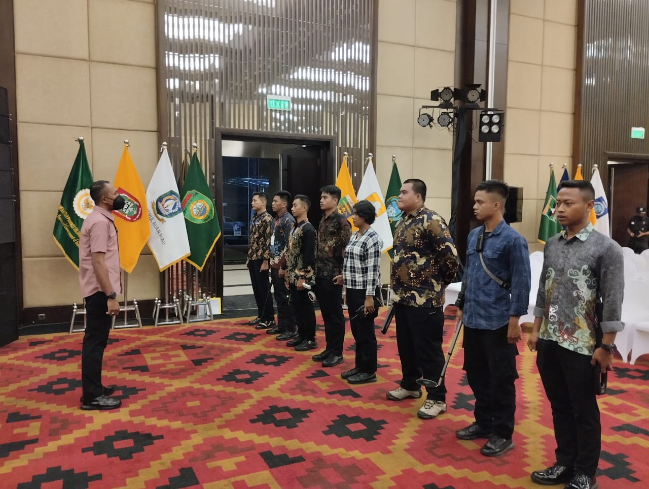 Personil Den Gegana Laksanakan Sterilisasi Dalam Rangka Asosiasi Pejabat Pemerintah Seluruh Indonesia