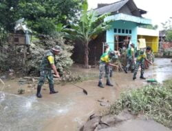Bersih-bersih Pasca Banjir di Sukoharjo,Prajurit Bremoro Hadir di Tengah Kesulitan Rakyat