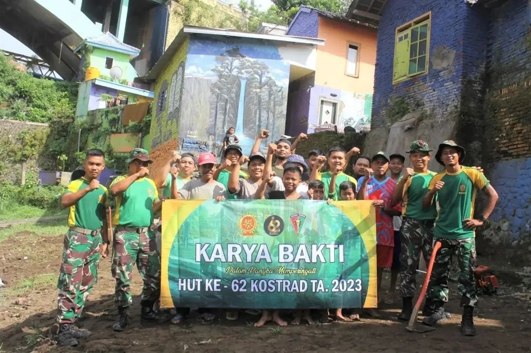 Bersama Masyarakat, Prajurit Menarmed 2 Kostrad Galakkan Karya Bakti