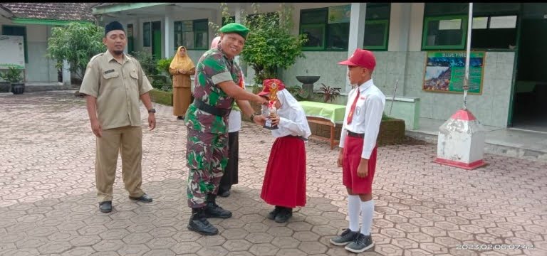 Babinsa Koramil 0822/04 Serahkan Piala Kepada Siswa SDN KONCER 1