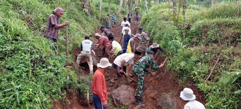 Untuk Mempermudah Akses Transportasi, Kades Ardisaeng H.Su'udi Buat Jalan Tembus Antar Dusun