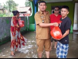 Kelurahan Serta jaya M.Toha Membagikan Sembako Warga yang Terkena Banjir