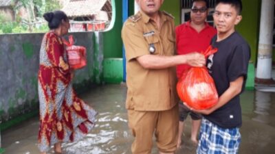 Kelurahan Serta jaya M.Toha Membagikan Sembako Warga yang Terkena Banjir