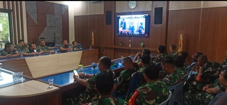 Prajurit Kodim 0822 Bondowoso Ikuti Zoom Meeting Cangkrukan Bersama Menkopolhukam RI