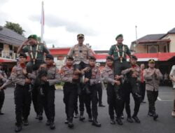 Soliditas, Kapolres Jember Lepas Sambut Dandim 0824 Dengan Gendong Komando