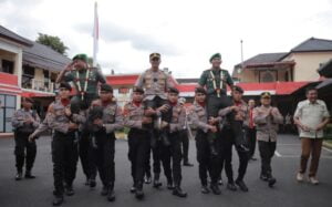 Soliditas, Kapolres Jember Lepas Sambut Dandim 0824 Dengan Gendong Komando Soliditas, Kapolres Jember Lepas Sambut Dandim 0824 Dengan Gendong Komando