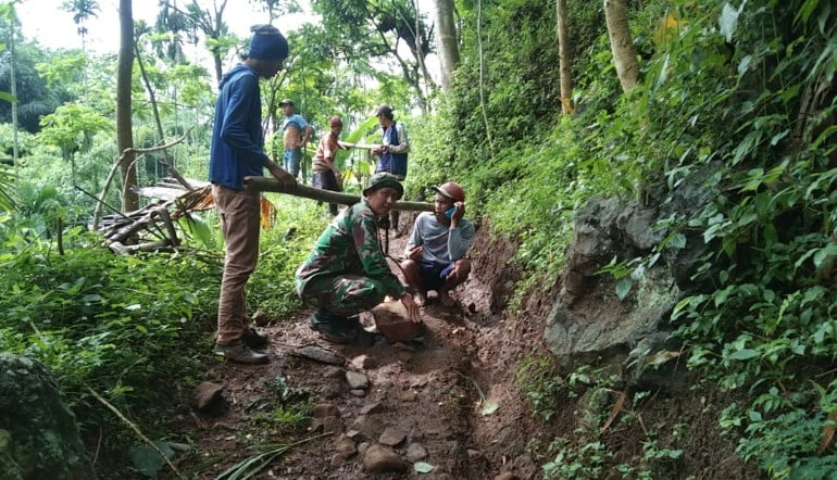 Untuk Kelancaran Bersama, Babinsa Koramil Wringin Bangun Jembatan Penyeberangan Warga