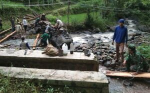 Untuk Kelancaran Bersama, Babinsa Koramil Wringin Bangun Jembatan Penyeberangan Warga