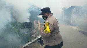 Kolaborasi, Polisi Bersama TNI dan Dinkes Mojokerto Laksanakan Fogging Cegah DBD