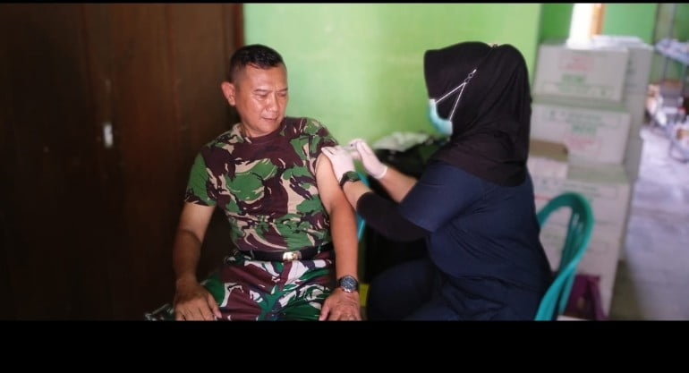 Anggota TNI Persit Dan PNS Kodim 0822 Mendapat Vaksinasi Booster