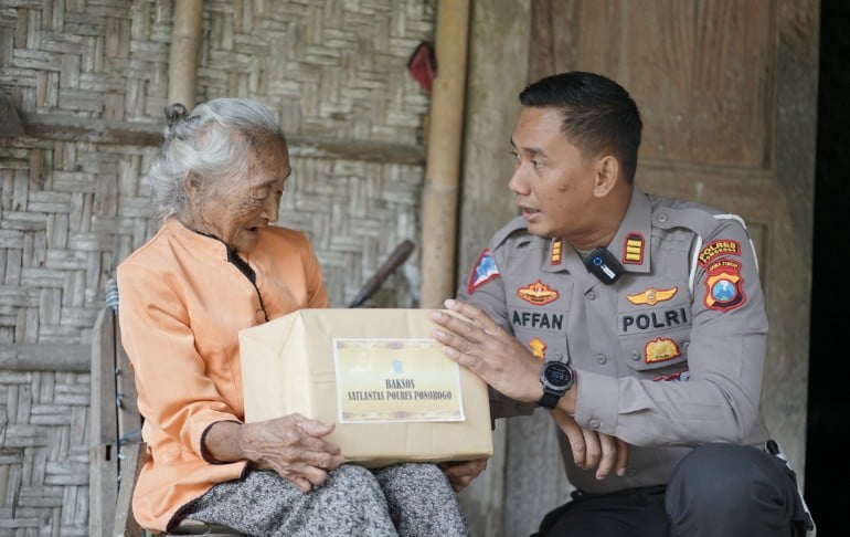 Polisi Peduli, Polres Ponorogo Berbagi Sembako Untuk Warga Kurang Mampu