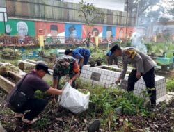 Sinergitas, Polisi bersama TNI dan Masyarakat Laksanakan “Gugur Gunung” di TPU 