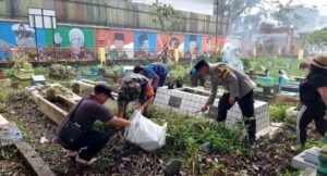 Sinergitas, Polisi bersama TNI dan Masyarakat Laksanakan "Gugur Gunung" di TPU 