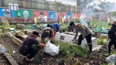 Sinergitas, Polisi bersama TNI dan Masyarakat Laksanakan “Gugur Gunung” di TPU 