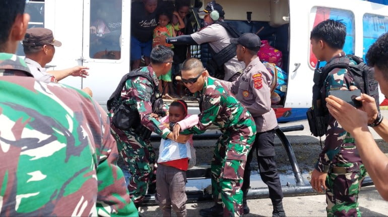 Pasukan Satgas YONIF R 514 KOSTRAD Terlibat Langsung Evakuasi Masyarakat Distrik Paro Yang Diteror KSTP