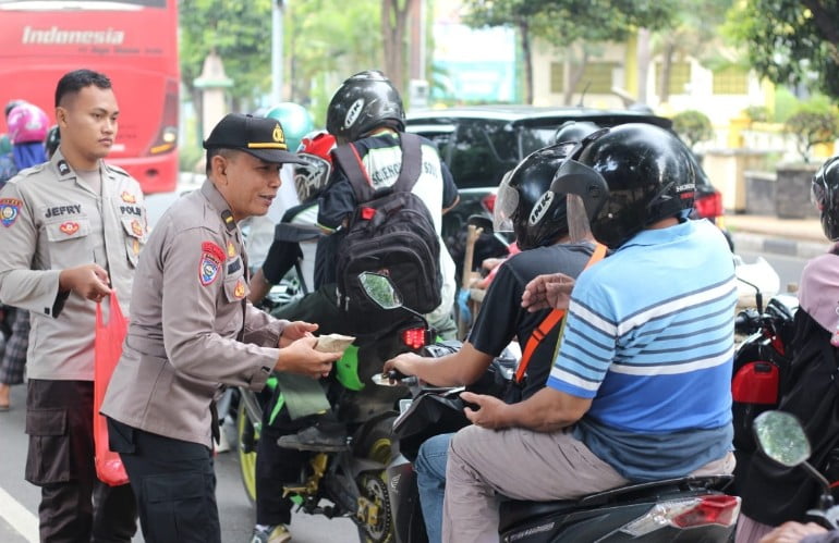 Polres Tuban Berbagi Untuk Masyarakat Laksanakan Program Sedekah Berkah