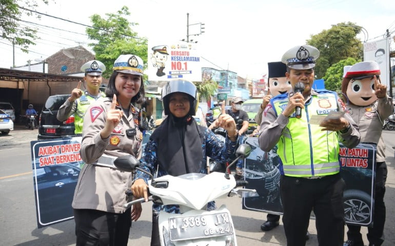 Polres Malang Berbagi Helm Gratis untuk Pengendara Motor di Operasi Keselamatan Semeru 2023