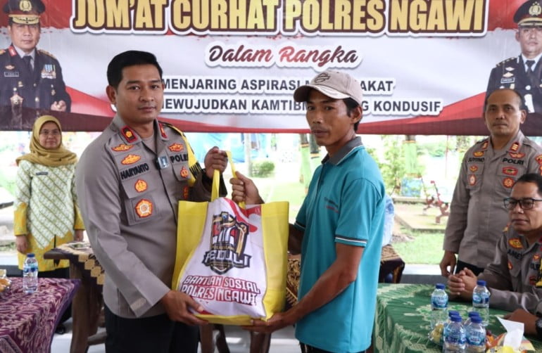 Polisi Peduli, Polres Ngawi Berbagi Paket Sembako di Jumat Curhat