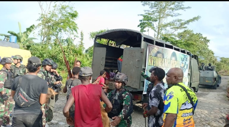 LAGI !!!! Satgas YONIF R 514 KOSTRAD Beserta APKAM GABUNGAN TNI-POLRI Evakuasi 33 Orang Masyarakat Distrik PARO.