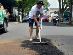 Tambal Jalan Yos Sudarso Seorang Diri