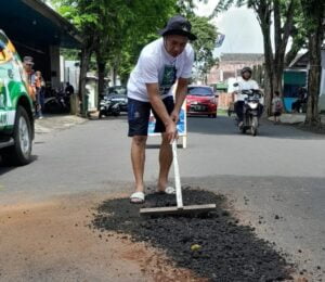 Tambal Jalan Yos Sudarso Seorang Diri