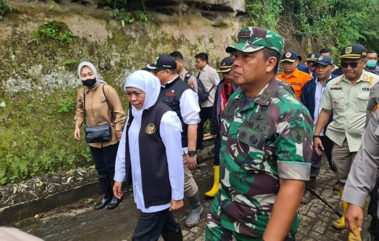 Pangdam V/Brawijaya, Gubernur dan Kapolda Jatim Kunjungi Korban Banjir Bandang Di Sempol Ijen – Bondowoso