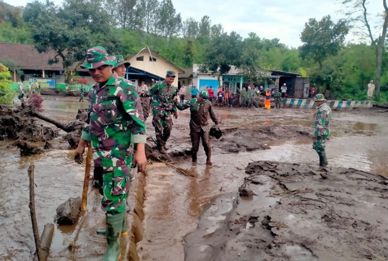 Banjir Bandang Kec. Ijen Menerjang, Prajurit Kodim 0822 Bondowoso Sigap Berikan Pertolongan