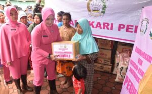 Tanggap Bencana, Yayasan Kemala Bhayangkari Jawa Timur Berikan Bantuan Korban Banjir di Bondowoso