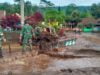 Babinsa Kodim 0822 Terus Bantu Warga Pasca Banjir Bandang Ijen