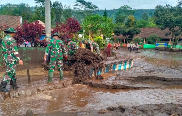 Babinsa Kodim 0822 Terus Bantu Warga Pasca Banjir Bandang Ijen