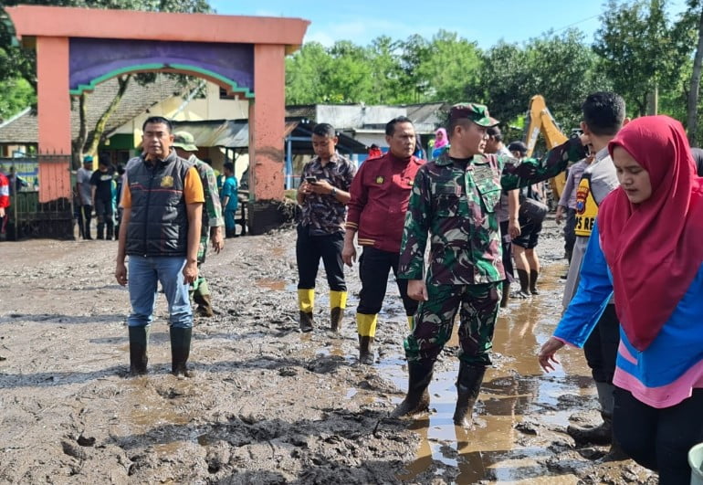 Pasca Banjir Bandang Ijen, Dandim 0822 Dan Kapolres Bondowoso Kompak Bersihkan Sekolah