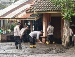 Anggota Polres Bondowoso Laksanakan Bersih-bersih Pasca Banjir Bandang Ijen