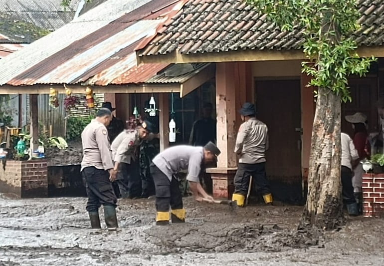 Anggota Polres Bondowoso Laksanakan Bersih-bersih Pasca Banjir Bandang Ijen