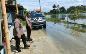 Polisi di Lamongan Keliling Kampung, Pastikan Warga Aman Dari Bencana Banjir