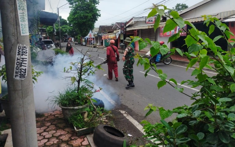 Cegah Penyebaran Demam Berdarah, Dua Babinsa Koramil 0822/01 Dampingi Kegiatan Fogging