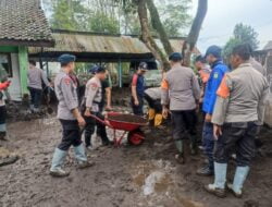 Sinergi, Polisi Bersama TNI dan Warga Bersih – bersih Pasca Banjir di Bondowoso