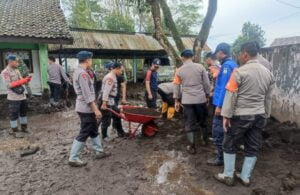 Sinergi, Polisi Bersama TNI dan Warga Bersih – bersih Pasca Banjir di Bondowoso