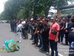 Minta Kakanwil Kemenkumham Jatim Tegas Copot Kalapas, Karutan, KPLP dan KPR, Ratusan Masa Aksi Gelar Shalat Jenazah