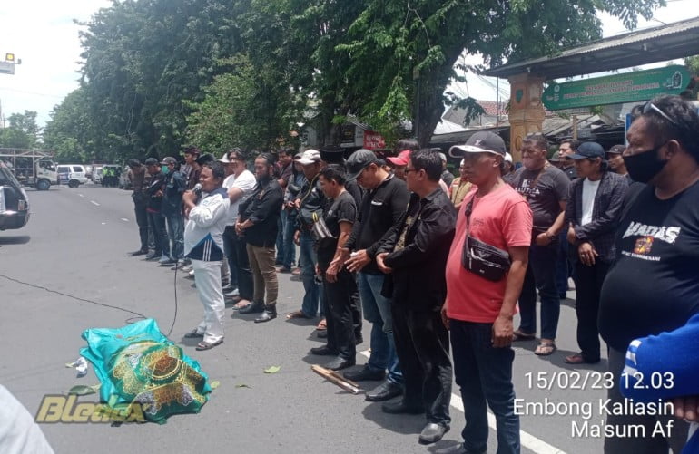 Minta Kakanwil Kemenkumham Jatim Tegas Copot Kalapas, Karutan, KPLP dan KPR, Ratusan Masa Aksi Gelar Shalat Jenazah