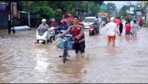 Polres Ponorogo Siagakan Personel 24 Jam Bantu Tangani Banjir