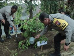 Kapolda Jatim Lakukan Penghijauan dan Santuni Anak Yatim di Kota Malang