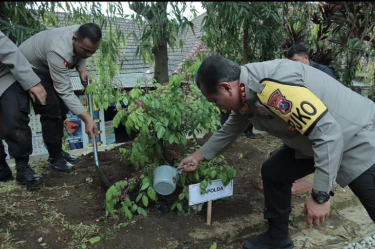 Kapolda Jatim Lakukan Penghijauan dan Santuni Anak Yatim di Kota Malang