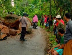 Gerak Cepat TNI-Polri di Gresik Bersihkan Tanah Longsor, Akses Jalan Kembali Normal