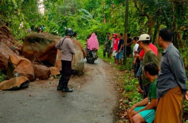 Gerak Cepat TNI-Polri di Gresik Bersihkan Tanah Longsor, Akses Jalan Kembali Normal